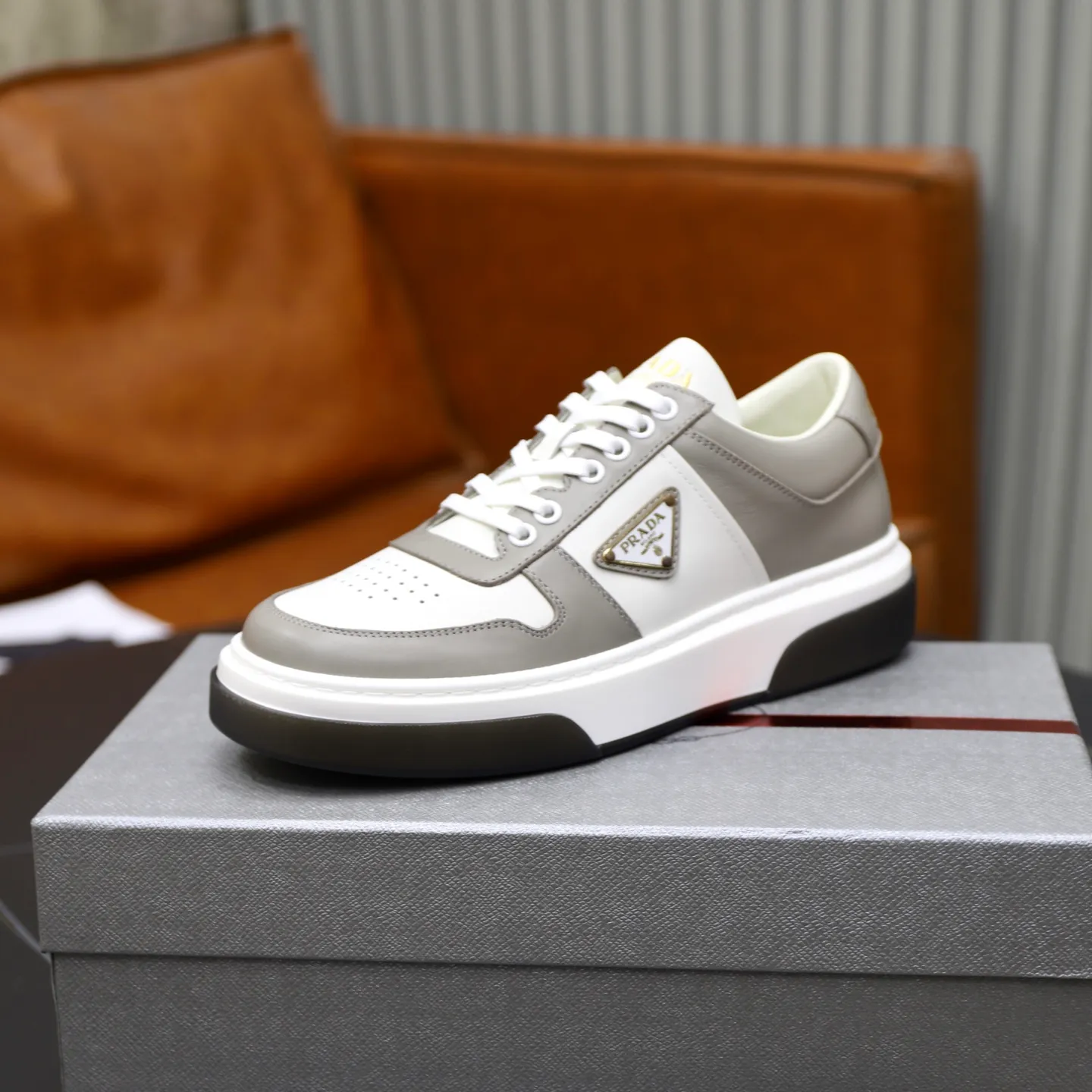 Factory price: 720💰Top original order Brand: PRADA (Prada) Standard code: Men's size 38/44 (45 can be customized) Grade: Same as the official website Material: Original cowhide stitching imported cowhide lining Original combination two-color wear-resistant soft outsole Style category: Leisure and sports version Young fashion European and American trend British style Color: Actual picture color